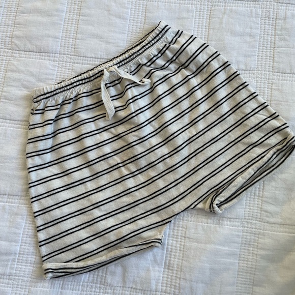 1 + in the family Orlando shorts in cream and black - Picture 3 of 4